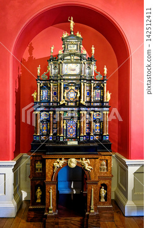 The Baroque Sixtus Cabinet Set in an Elegant Crimson Wall Alcove The Baroque Sixtus Cabinet Set in an Elegant Crimson Wall Alcove 142512411