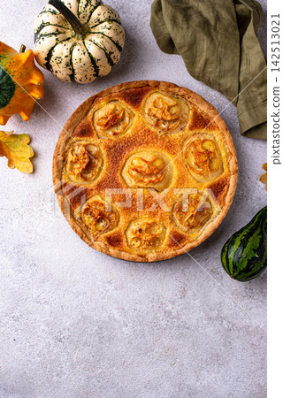 Halloween apple pie with scary faces Halloween apple pie with scary faces 142513021