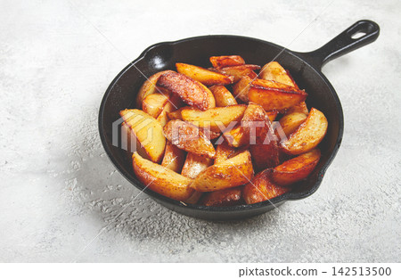 fried potato slices, in a cast-iron pan, homemade, no people, fried potato slices, in a cast-iron pan, homemade, no people, 142513500