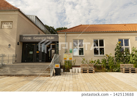 Freie Georgschule building entrance with greenery and modern design Freie Georgschule building entrance with greenery and modern design 142513688