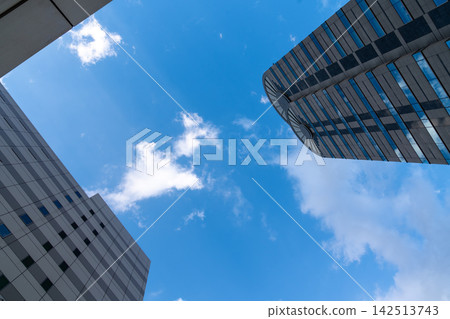 從建築物之間可見的藍天 從建築物之間可見的藍天 142513743