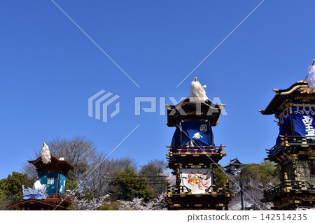 愛知縣犬山祭:犬山城的天守閣,聚集在城廣場前的花車,盛開的櫻花;機關木偶獻祭前的場景。 愛知縣犬山祭:犬山城的天守閣,聚集在城廣場前的花車,盛開的櫻花;機關木偶獻祭前的場景。 142514235