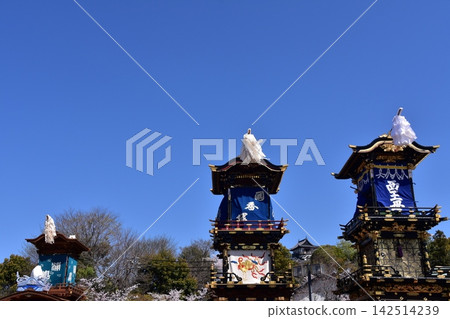 愛知縣犬山祭:犬山城的天守閣,聚集在城廣場前的花車,盛開的櫻花;機關木偶獻祭前的場景。 愛知縣犬山祭:犬山城的天守閣,聚集在城廣場前的花車,盛開的櫻花;機關木偶獻祭前的場景。 142514239