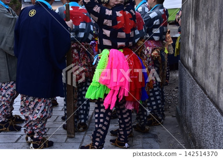 在愛知縣犬山市舉行的犬山春季祭典上,可以看到男人們穿著傳統的法被、草鞋和色彩鮮豔的腰帶。 在愛知縣犬山市舉行的犬山春季祭典上,可以看到男人們穿著傳統的法被、草鞋和色彩鮮豔的腰帶。 142514370