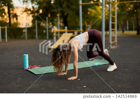 Manual therapist guides slow stabilization routines outdoors Manual therapist guides slow stabilization routines outdoors 142514869