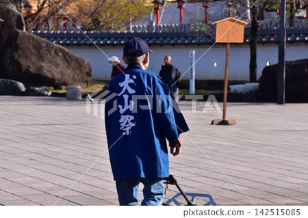 在日本愛知縣犬山市參加犬山祭的男子,身穿印有「犬山祭」字樣的法被,走過城下町。 在日本愛知縣犬山市參加犬山祭的男子,身穿印有「犬山祭」字樣的法被,走過城下町。 142515085