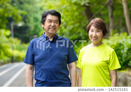 一對老年夫婦外出散步 一對老年夫婦外出散步 142515281