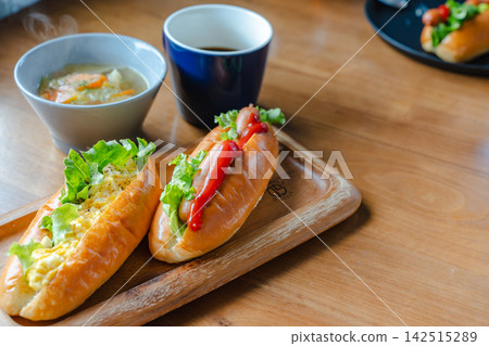 套餐包含兩種熱狗、湯和咖啡。這是咖啡館午餐菜單上的一個菜色。 142515289