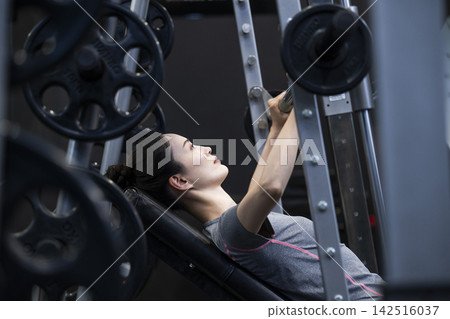 Female training: Incline bench press Female training: Incline bench press 142516037