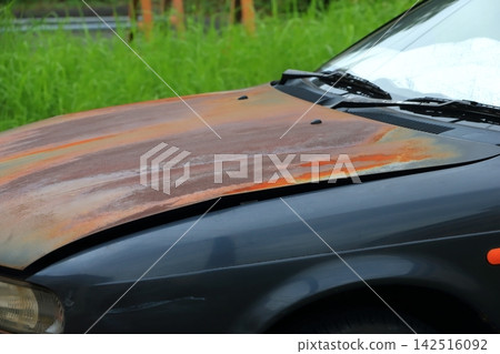 Image of a rusty car hood 142516092