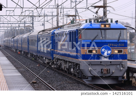The EF510-508 locomotive pulls the "Hokutosei" sleeper express train on its way to Tokyo, covered in snow. (Photographed on February 12, 2011) The EF510-508 locomotive pulls the "Hokutosei" sleeper express train on its way to Tokyo, covered in snow. (Photographed on February 12, 2011) 142516101