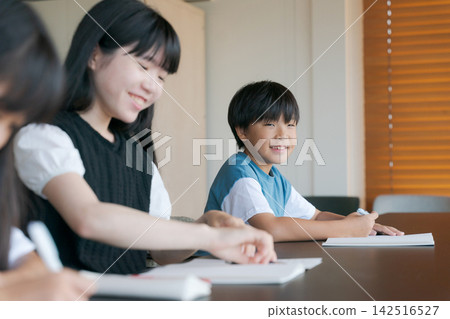 小學和國中學生學習 142516527