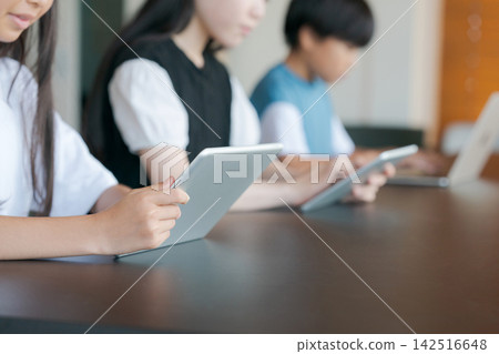 Children learning IT Children learning IT 142516648