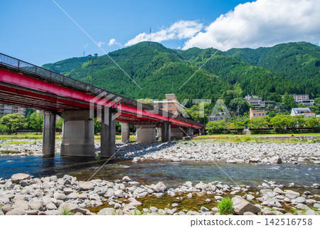 Scenery of a hot spring town [Gero Onsen, Gero Bridge and the flow of the Hida River] (Gero City, Gifu Prefecture) 142516758