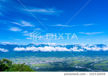 夏季從長峰山眺望松本平原和安曇野市(長野縣) 夏季從長峰山眺望松本平原和安曇野市(長野縣) 142516856