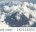 從飛機舷窗望出去，可以看到富士山和不斷上漲的雲海。 142516955