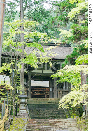 [Higashiomi City, Shiga Prefecture] Saimyoji Temple: Nitenmon Gate and approach to the temple 142516980