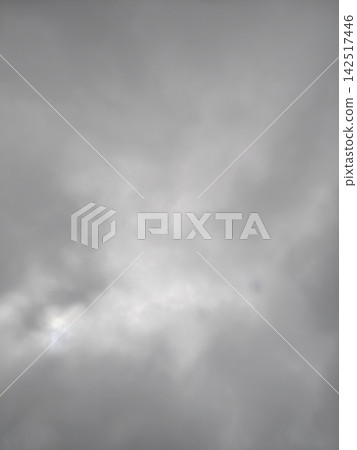 透過雲層看到的天空 142517446
