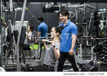 Personal training for men and women: Lat pulldown Personal training for men and women: Lat pulldown 142517584
