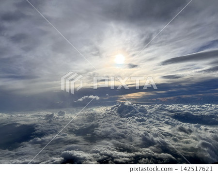 從高空俯瞰,宛如一片夢幻般的雲海和陽光交織的海洋。 從高空俯瞰,宛如一片夢幻般的雲海和陽光交織的海洋。 142517621