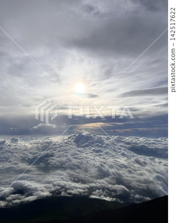一片神秘的雲海,太陽橫跨天際。 一片神秘的雲海,太陽橫跨天際。 142517622