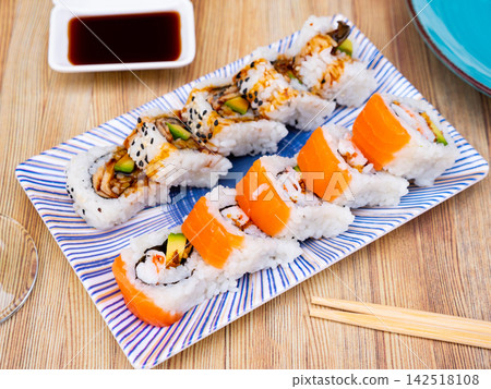 Uramaki sushi roll Uramaki sushi roll 142518108