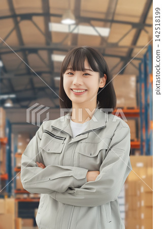 在物流中心工作的年輕女工 在物流中心工作的年輕女工 142518199