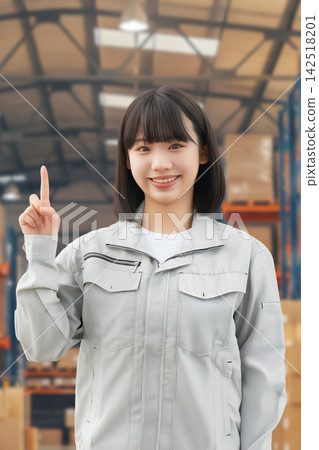 在物流中心工作的年輕女工 在物流中心工作的年輕女工 142518201