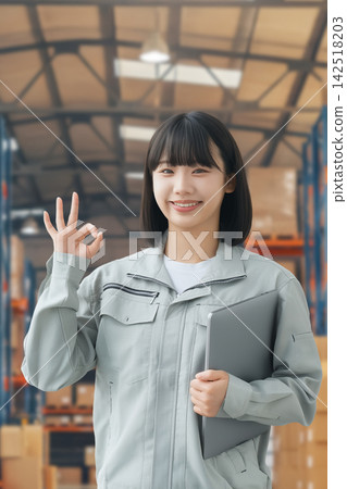 A young female worker working at a logistics center 142518203