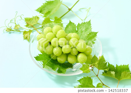 盛在玻璃盤中的 Shine Muscat 葡萄 142518337