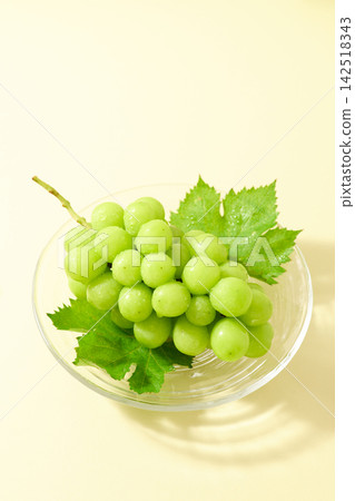盛在玻璃盤中的 Shine Muscat 葡萄 盛在玻璃盤中的 Shine Muscat 葡萄 142518343