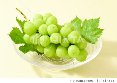 盛在玻璃盤中的 Shine Muscat 葡萄 盛在玻璃盤中的 Shine Muscat 葡萄 142518344