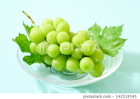 盛在玻璃盤中的 Shine Muscat 葡萄 142518345