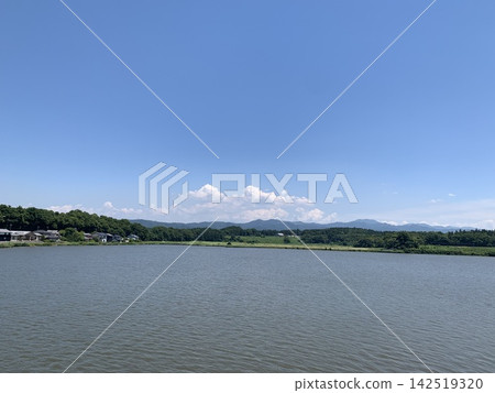 池塘裡漂浮著白雲 142519320