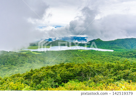A view of Oguni Marsh and the outer rim of the caldera in early summer, seen from Nekoishi Rock on Nekoma-ga-dake Mountain. 142519379