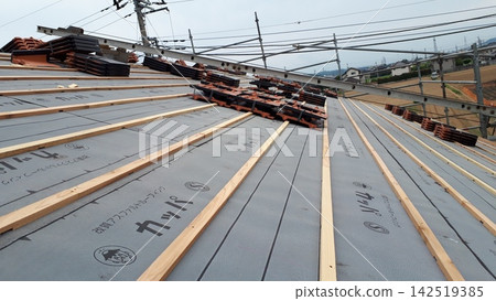 屋頂瓦片施工進行中 屋頂瓦片施工進行中 142519385