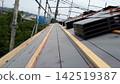 屋頂瓦片施工進行中 142519387