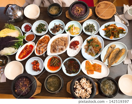韓國料理和各種小菜 韓國料理和各種小菜 142519397