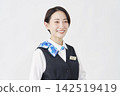 女性員工，接待員/巴士導遊，白色背景，肖像照。 142519419