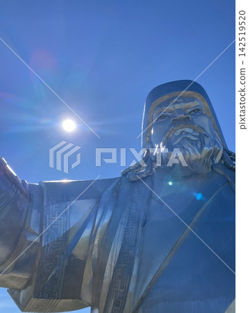 成吉思汗雕像的臉和太陽 成吉思汗雕像的臉和太陽 142519520
