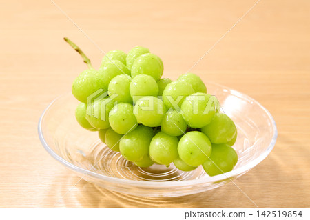 盛在玻璃盤中的 Shine Muscat 葡萄 盛在玻璃盤中的 Shine Muscat 葡萄 142519854