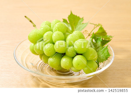 盛在玻璃盤中的 Shine Muscat 葡萄 盛在玻璃盤中的 Shine Muscat 葡萄 142519855