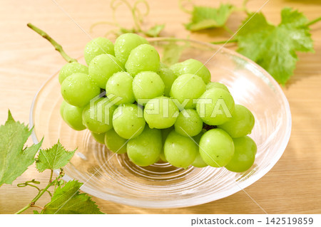 盛在玻璃盤中的 Shine Muscat 葡萄 142519859