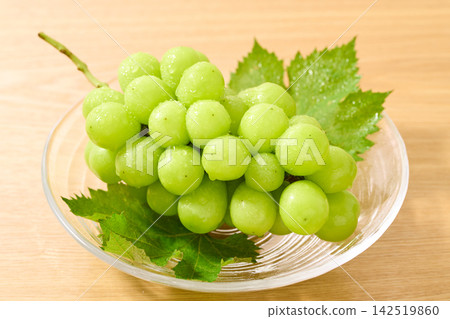 盛在玻璃盤中的 Shine Muscat 葡萄 142519860