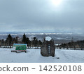 [Aerial view] Winter view of Ogihara Observatory and snowy mountain road / Shikaoi Town, Hokkaido 142520108