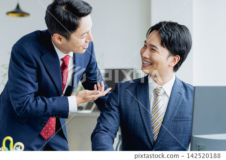 在辦公室工作的商人 在辦公室工作的商人 142520188