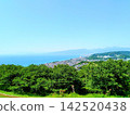 Views of the fresh greenery and Sagami Bay from a hilltop 142520438
