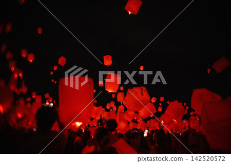 The lights of the lantern festival at night The lights of the lantern festival at night 142520572