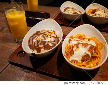 在西式餐廳點了一份豐盛的義麵和焗菜套餐。 在西式餐廳點了一份豐盛的義麵和焗菜套餐。 142520722