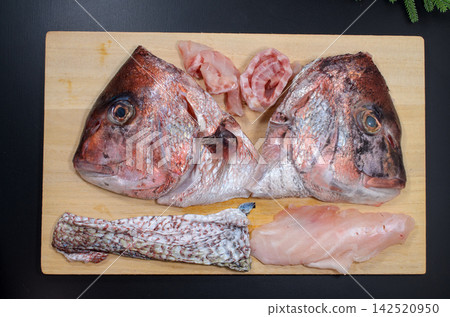 烹調鯛魚的骨頭和碎肉 烹調鯛魚的骨頭和碎肉 142520950